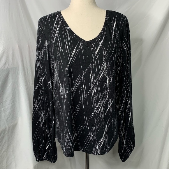 Simply Vera Vera Wang Sweaters - 3/$20 Simply Vera Vera Wang Women’s Patterned V Neck Sweater Size Large